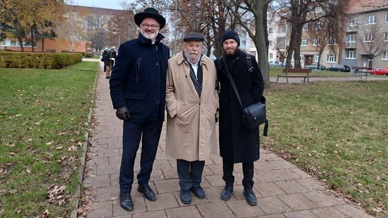 Na starém židovském hřbitově v Prostějově, se v neděli 20. listopadu vzpomínalo na rabína  Cvi Jehošuu Horowitze. Dorazil i vídeňský rabín Arie Folger (vlevo) a vrchní zemský rabín Karol Sidon (uprostřed).