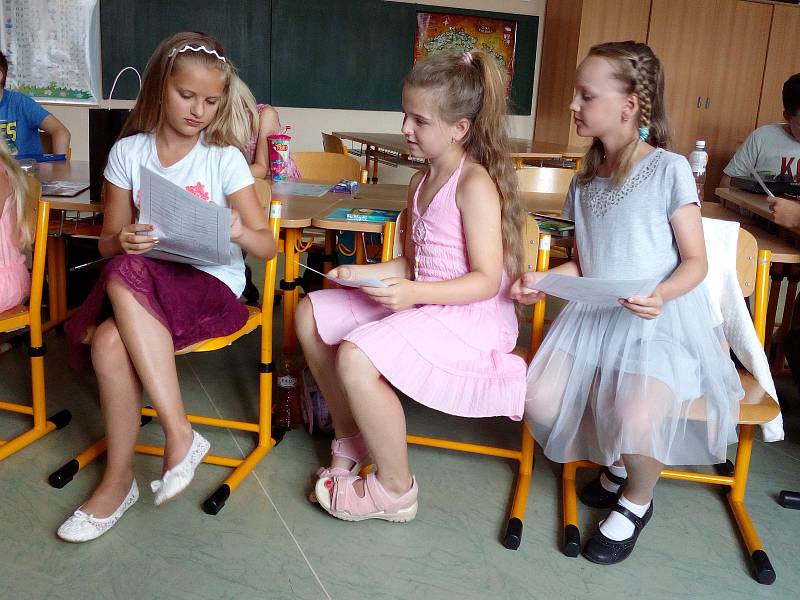 Děti v Čechách pod Kosířem dostaly vysvědčení, učitelky poděkování od starosty.
