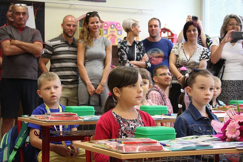 Děti nastupující do základní školy Jana Železného byli pasováni na prvňáčky.