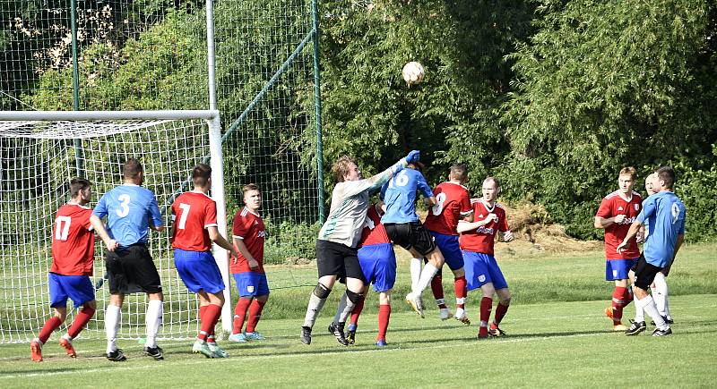 Obnovená premiéra fotbalového Brodku u Prostějova (v modrém) v krajské soutěži skončila výrazným vítězstvím. Soupeř z Pavlovic u Přerova si odvezl čtyři kousky. 14.8. 2022