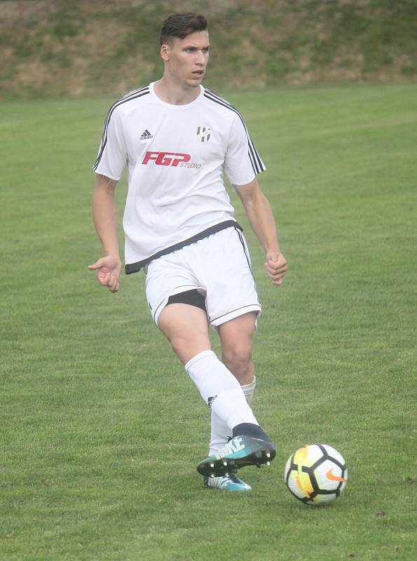 Fotbalisté Prostějova (v modrém) oslavili postup do druhé ligy výhrou 4:2 nad HFK Olomouc.