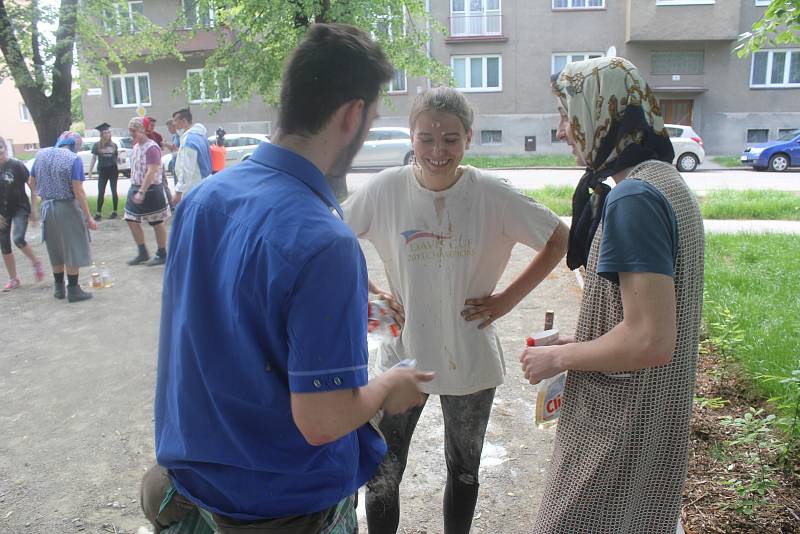 Prostějovští studenti připravili na náměstí Spojenců pro kolemjdoucí překvapení: pasování svých mladších spolužáků na čtvrťáky.