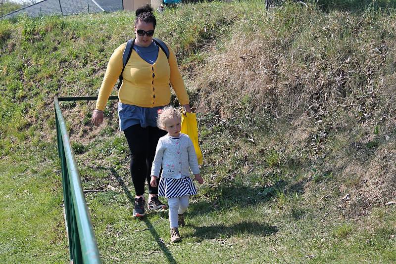 Stovky dětí se bavily na Velikonočním festivalu ve sběru vajíček, fotbalové hřiště Čechovice. 22.4. 2019