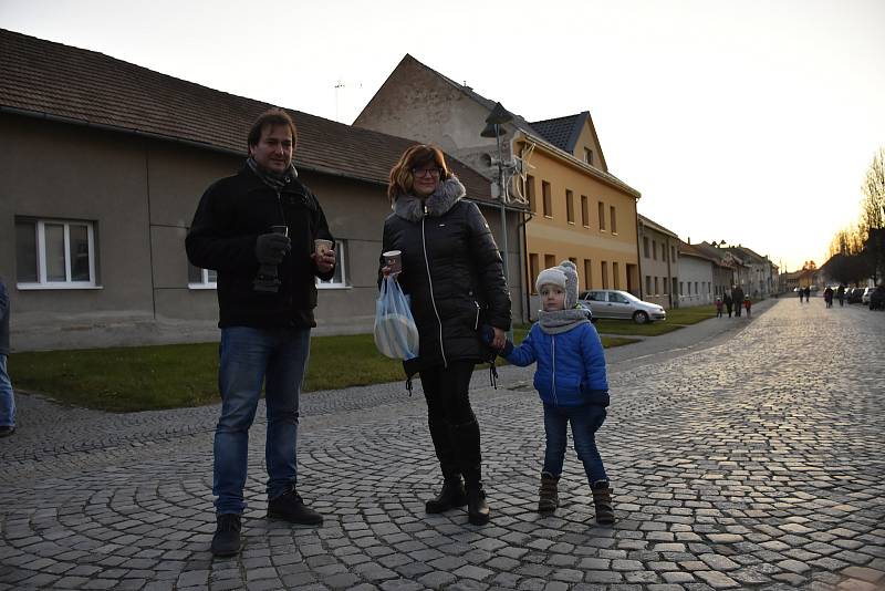 Rozsvícení vánočního stromu v Nezamyslicích 2019