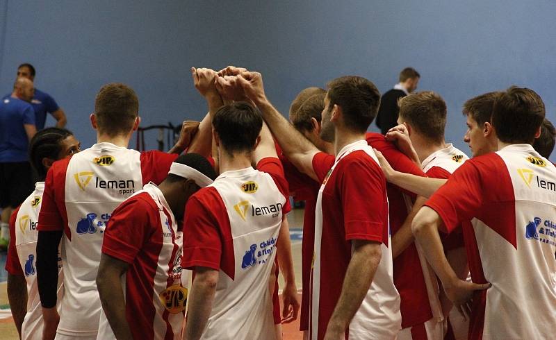 Basketbalisté Olomoucka (ve žlutém) porazili ve 2. zápase čtvrtfinále Pardubice 102:91.