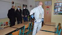 Únor 2021. Nástřik ochranné látky proti koronaviru v prostějovských školách.