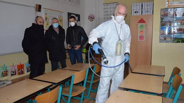 Únor 2021. Nástřik ochranné látky proti koronaviru v prostějovských školách.