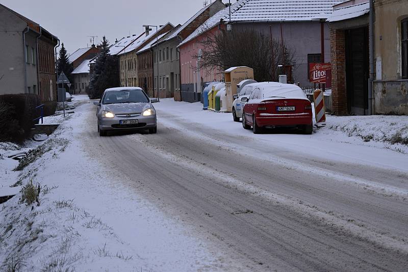 Sníh a ledovka na cestách - Studenec na Prostějovsku - 8. 2. 2021