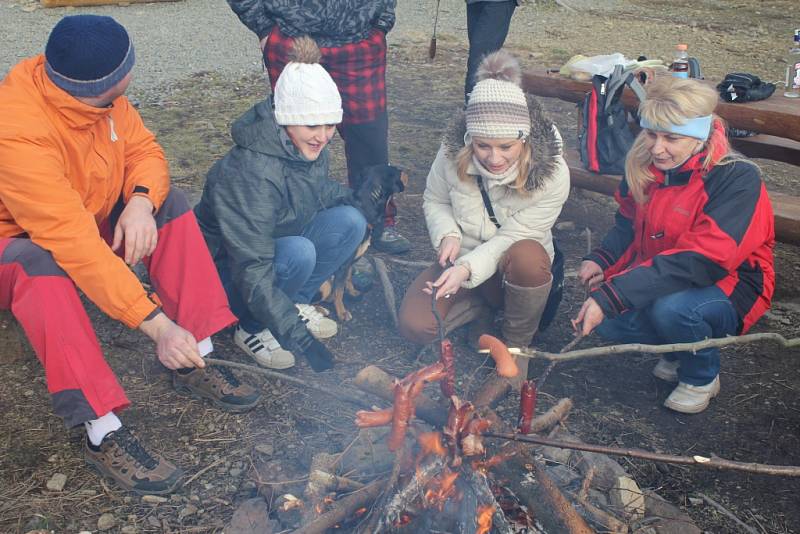 V sobotu se na vrchol Kosíře vydalo 143 lidí. Proč? Kvůli turistice a také pro perníkovou medaili a diplom, které na ně čekalo po projití trasy putování se startem v Čelechovicích