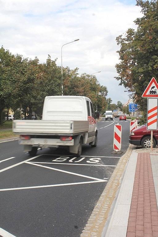 Kosteleckou ulici po měsíci konečně otevřeli. Řidiči si mohou oddechnout.