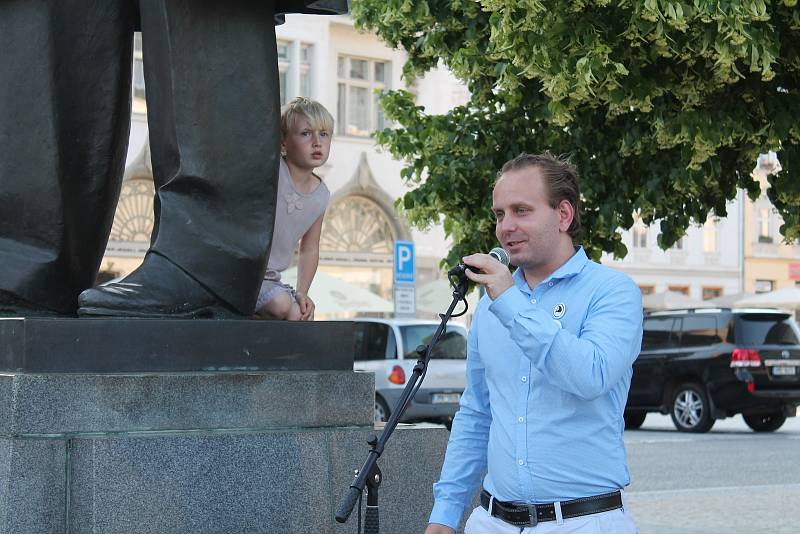 Demonstrace proti Andreji Babišovi na náměstí T. G. Masaryka v Prostějově - 11. 6. 2019