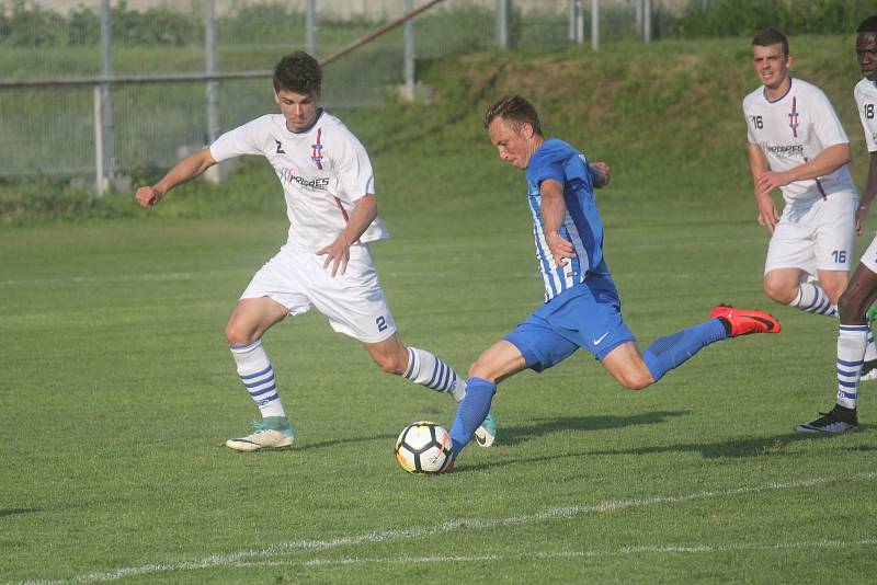 Fotbalisté Prostějova (v modrém) doma podlehli Líšni 2:6