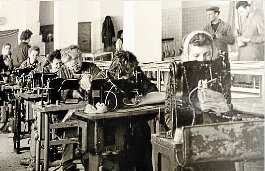 ŠICÍ DÍLNA V 50. LETECH. Celá řada prací, které byly prováděny ručně, byla během roku 1951 mechanizována a převedena na strojní výrobu