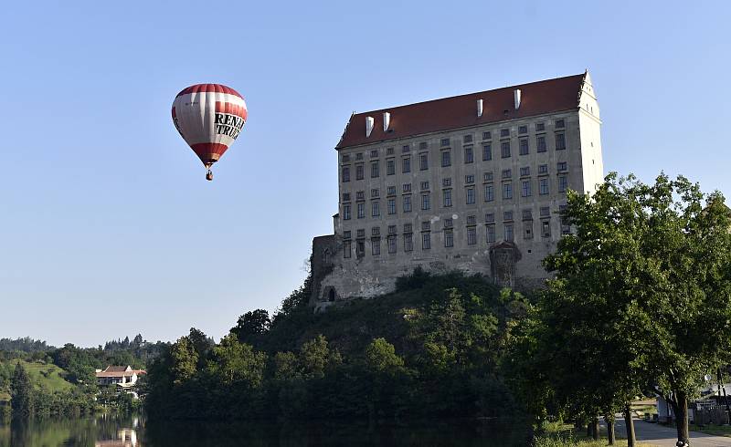 Přelety horkovzdušných balónů nad plumlovským zámkem jsou atraktivní podívanou.