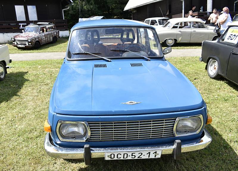 Majitelé nesmrtelných východoněmeckých vozidel se sešli o víkendu v plumlovském kempu Žralok. 2.7. 2022