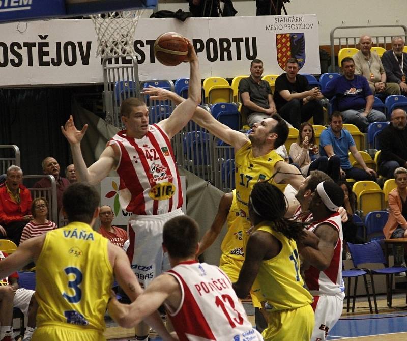 Basketbalisté Olomoucka (ve žlutém) porazili ve 2. zápase čtvrtfinále Pardubice 102:91.