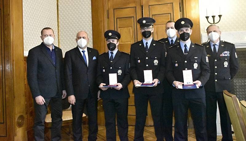 Trio mladých prostějovských policistů obdrželo medaile primátora za záchranu lidského života 23. prosince 2021. 12.1. 2022