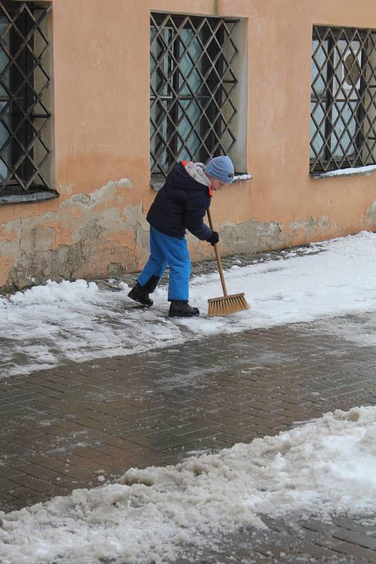 Ze soboty na neděli zasypal Prostějovsko sníh. Ten se nevyhnul ani okresnímu městu. Košťat se chopili i ti nejmenší.  