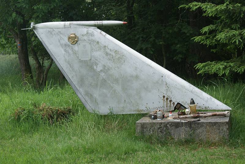 Pomník, který připomíná tragickou nehodu MIGu-21U nedaleko Bukové na Prostějovsku. Při havárii 14. 10.1988 letounu zemřeli pplk. Jiří Pohnán a mjr. Attila Szabó