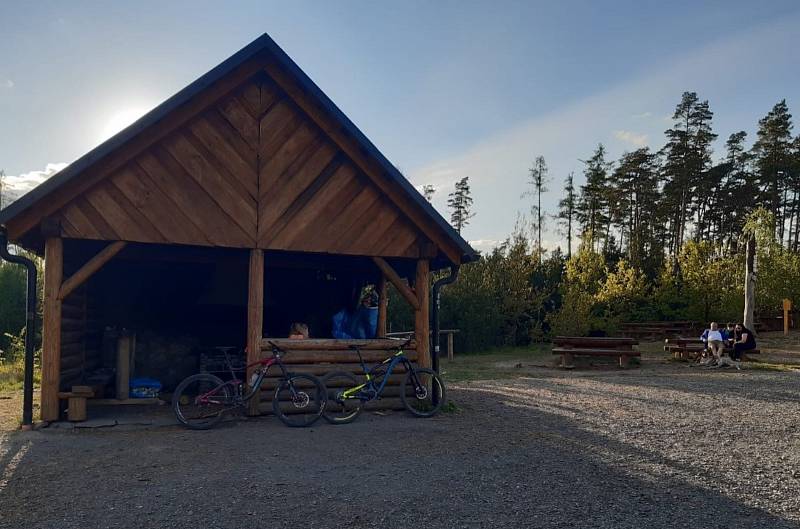 Velký Kosíř přitahuje turisty, i když rozhledna na vrcholu je kvůli koronavirové nákaze stále uzavřena. Otevřít by měla 11. května. (26.dubna 2020)