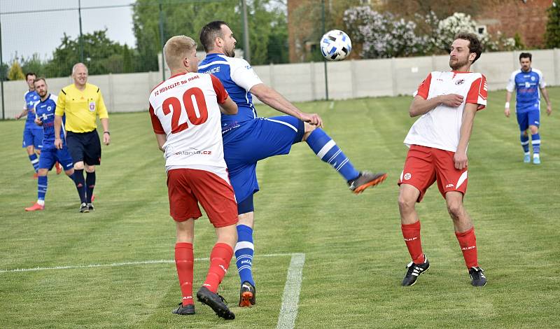 Fotbalové derby mezi Kostelcem na Hané (bíločervení) a Čechovicemi. 14.5. 2022