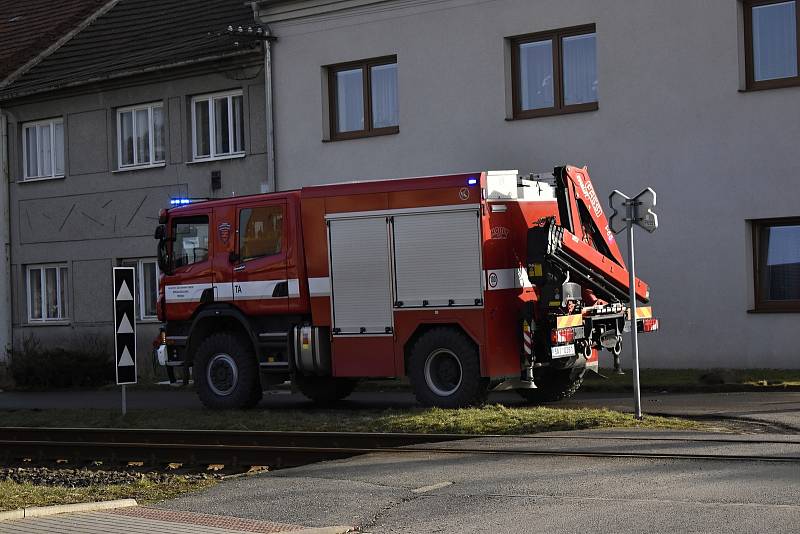 Osobní vlak smetl na nechráněném přejezdu v Kostelci na Hané osobní automobil se čtyřmi lidmi. 25.2. 2021