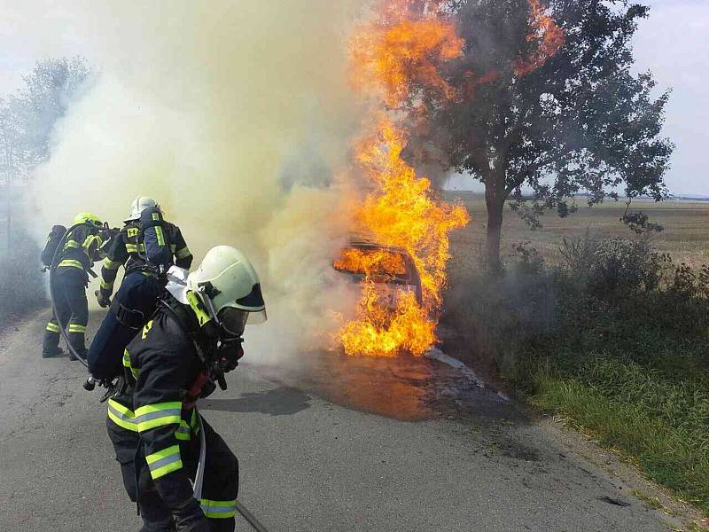 U Vrbátek se ve středu hasiči potýkali s hořícím autem