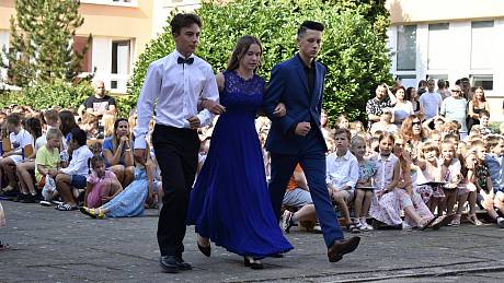Poslední školní den se na prostějovské ZŠ E. Valenty konala slavnost a loučení s deváťáky. 30.6. 2022