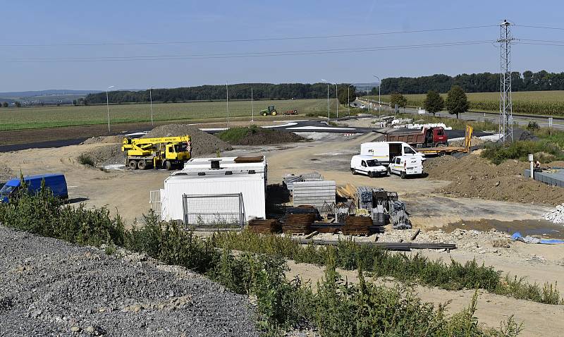 Severní obchvat Prostějova se rozrůstá den ode dne.