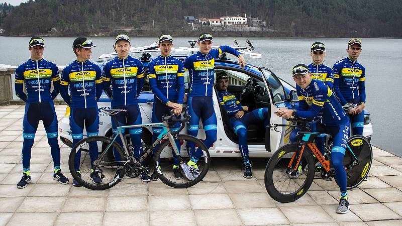 Cyklistická stáj TUFO Pardus Prostějov představila závodníky na novou sezonu. Pózovali u plumlovské přehrady.