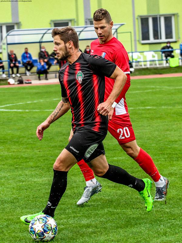 Blanenští fotbalisté (v červeném) v neděli podlehli Viktorii Žižkov 1:2. Foto: FK Blansko