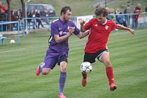 Mohelničtí fotbalisté (ve fialovém) vyhráli v posledním utkání podzimu v Kralicích 6:1.