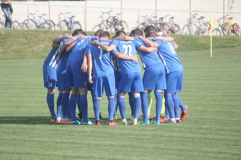 Fotbalisté Prostějova (v modrém) doma podlehli Líšni 2:6