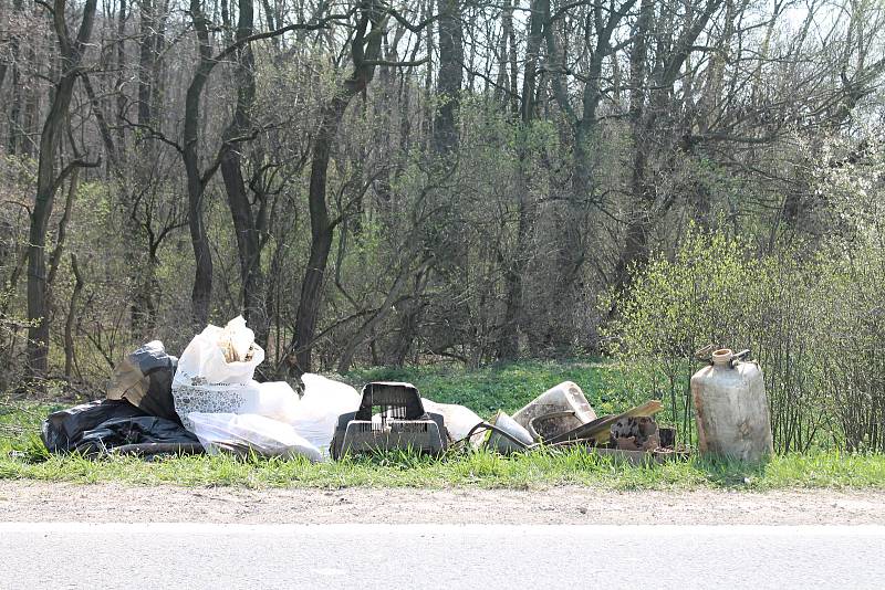 V Kobeřicích se školáci z Brodku u Prostějova vrhli do čištění okolí říčky Brodečky 5.4. 2019