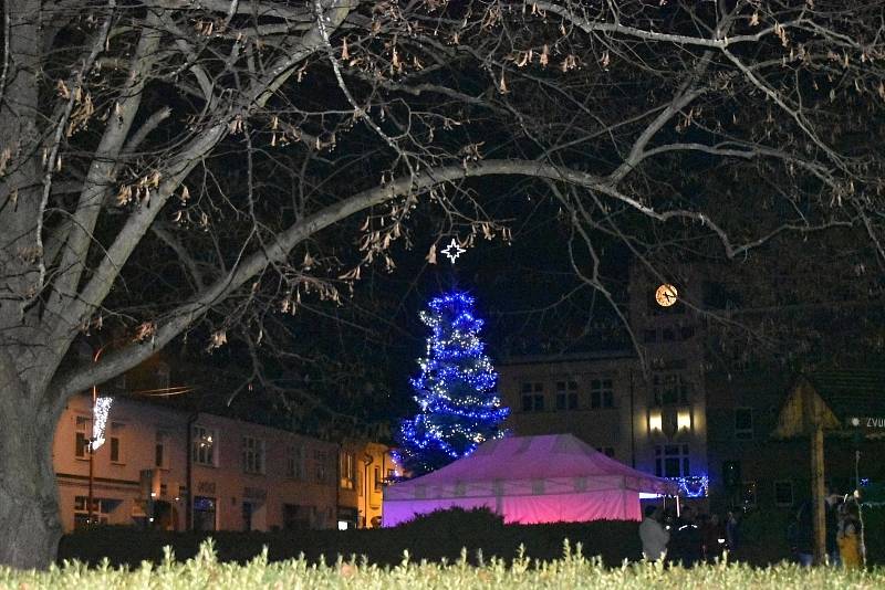 Nad konickým náměstím už září vánoční strom, 27.11. 2022