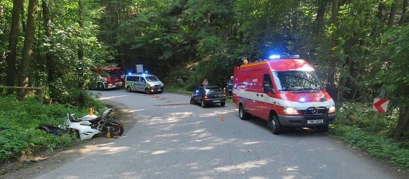 Mezi Malým Hradiskem a Stínavou se srazil motocykl s fordem.