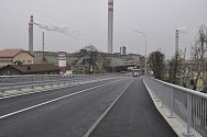 Dva nové mosty nad železniční trati v Dluhonské ulici v Přerově jsou těsně před dokončením. První auta po nich začnou projíždět v sobotu 1. prosince.