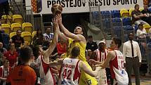 Basketbalisté Olomoucka (ve žlutém) porazili ve 2. zápase čtvrtfinále Pardubice 102:91.