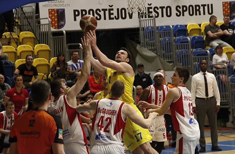 Basketbalisté Olomoucka (ve žlutém) porazili ve 2. zápase čtvrtfinále Pardubice 102:91.