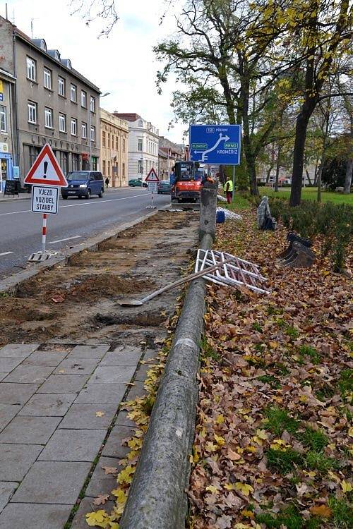 Stavební dělníci se pustili do opravy chodníku a zídky u Smetanových sadů v Prostějově