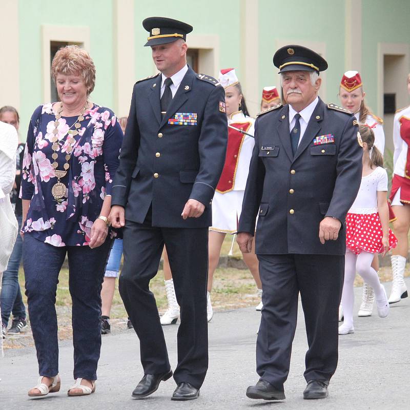 VELKOLEPÉ OSLAVY. Ke 120 letům aktivního působení přijeli želečským hasičům pogratulovat i sbory z okolí.