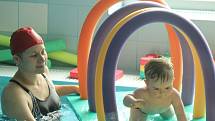 Plavání malých dětí ve slané vodě v Rodinném centru Hastrmánci v Držovicích