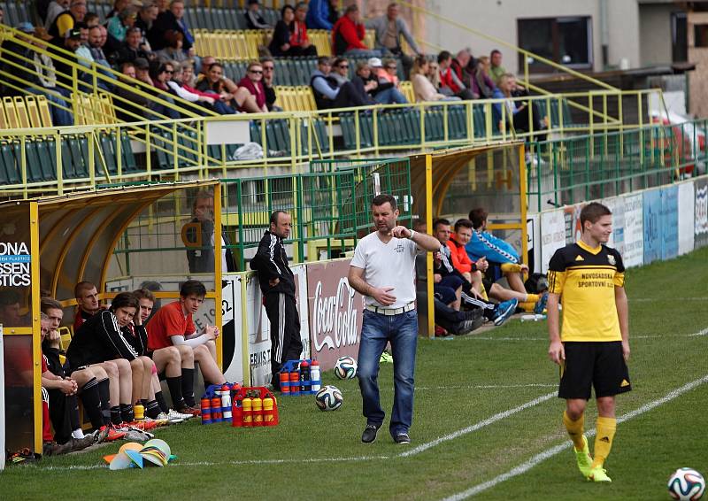 Fotbalisté Holice B (v černém) porazili Nové Sady 3:1.Holická lavička a trenér Lubomír Keluc.