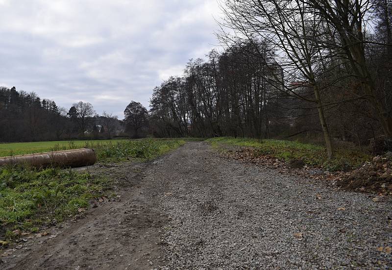 Místo, kde vyroste na přehradě most pro cyklisty a pěší. 30.11.2020