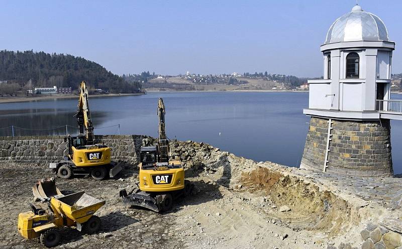 Plumlovská přehrada 26. března 2021. Velká rekonstrukce výpusti Plumlovské přehrady už běží. Nízká hladina odkrývá část dna a starou hráz