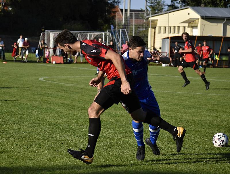 Fotbalové derby I.A třídy mezi Čechovicemi (v modrém) a Kostelcem na Hané. 20.9. 2020