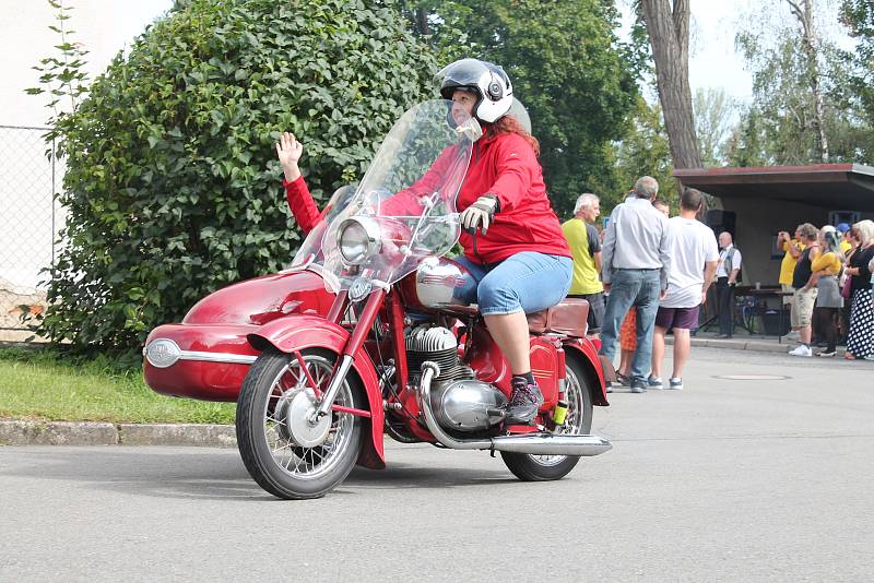 Přehlídka historických motorových vozidel v rámci soutěžní přehlídky Rallye na pohodu - z lázní do lázní. 18.8. 2019