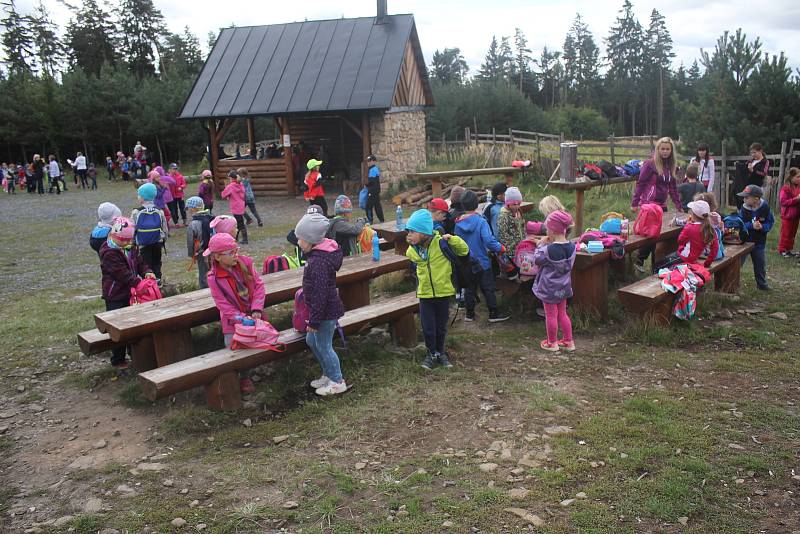 Desítky dětí ze škol v okolí Velkého Kosíře se sešly na jeho vrcholu. Čekaly je úkoly, hry ale také pohyb.