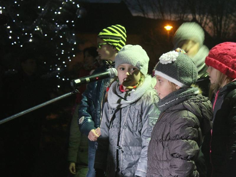 Rozsvícení vánočního stromu a návštěva Mikuláše a jeho družiny v Kostelci na Hané