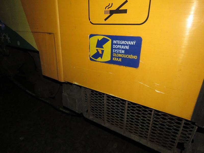 V sobotu večer se na železničním přejezdu nedaleko Prostějova srazil přívěsný vozík osobního auta s projíždějícím vlakem. 